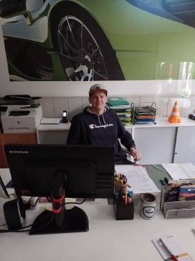 Dimitri Benda am Schreibtisch im Fahrschulbüro